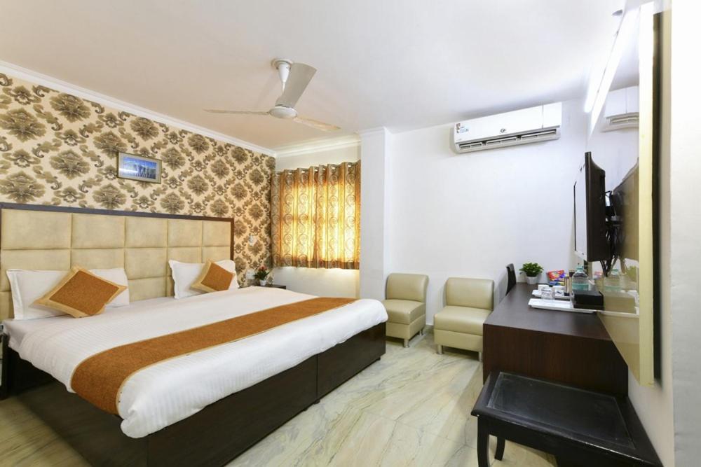 Hotel The First By Goyal Hoteliers Агра Екстер'єр фото