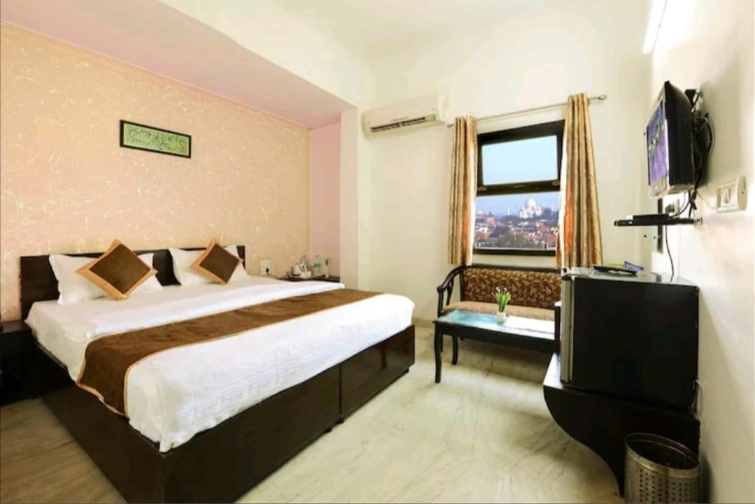 Hotel The First By Goyal Hoteliers Агра Екстер'єр фото